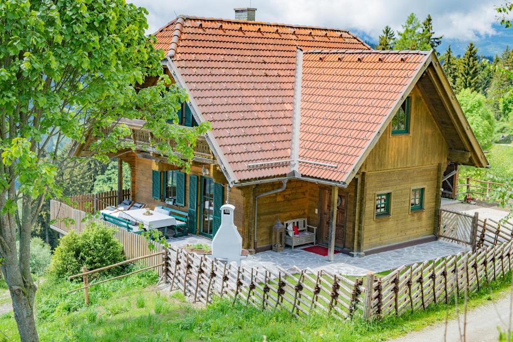 una casa de madera con techo naranja en Kogljahrerhütte, en Wolfsberg