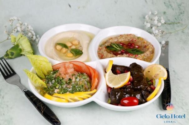 Makanan di atau berdekatan hotel