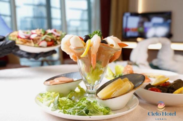Makanan di atau berdekatan hotel