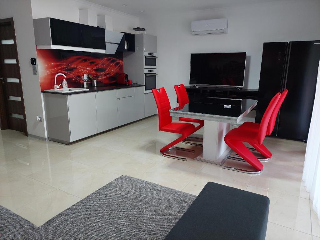 A kitchen or kitchenette at Sweet Home Apartman