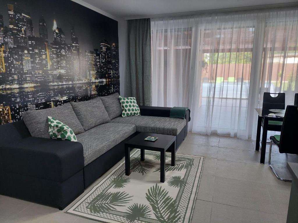 A seating area at Sweet Home Apartman
