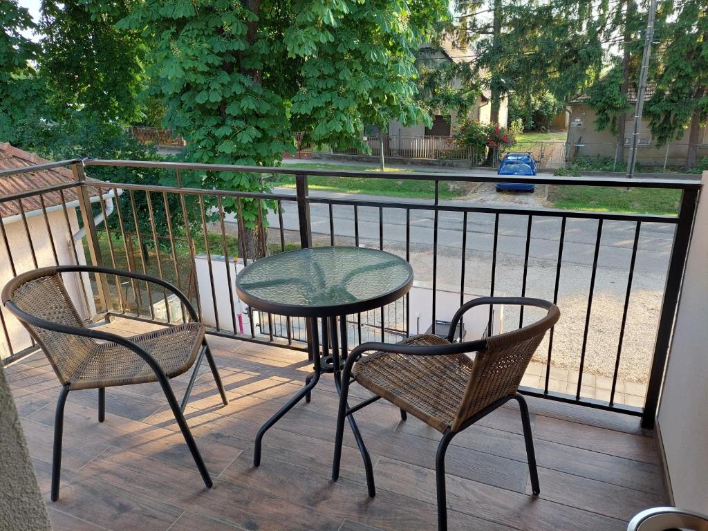 A balcony or terrace at Sweet Home Apartman