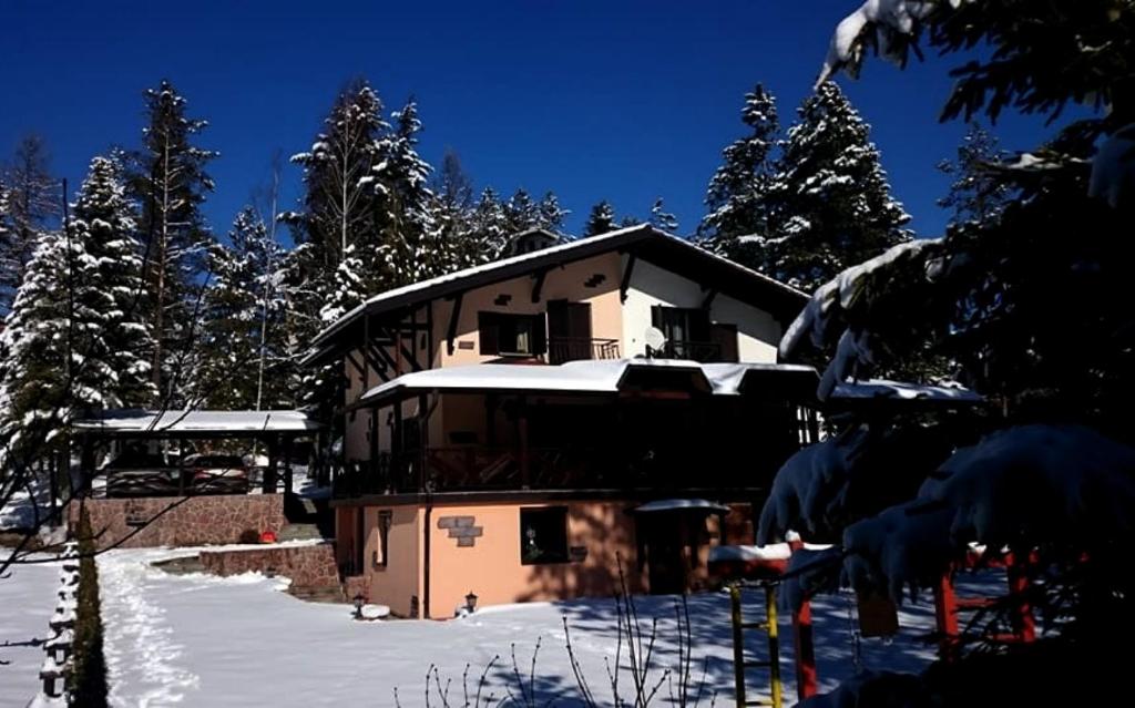 un edificio con nieve en el costado en Villa San, en Zlatibor