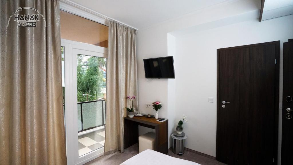 TV a/nebo společenská místnost v ubytování Hotel Írisz