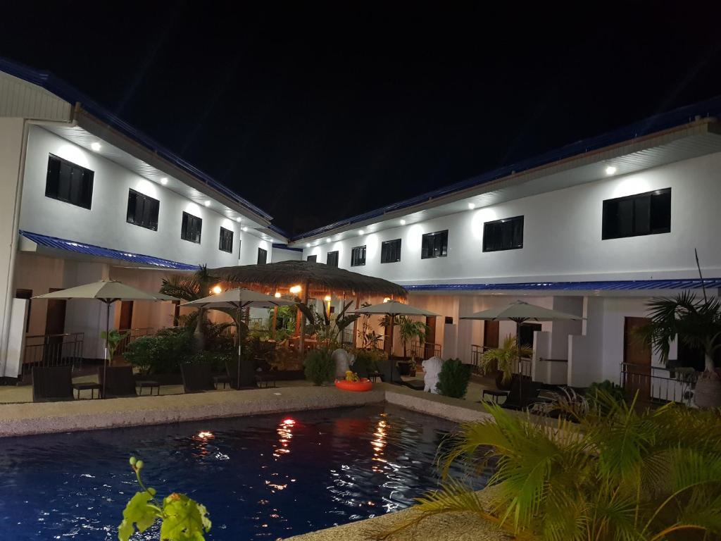 Bazén v ubytování MGH Alona Resort nebo v jeho okolí