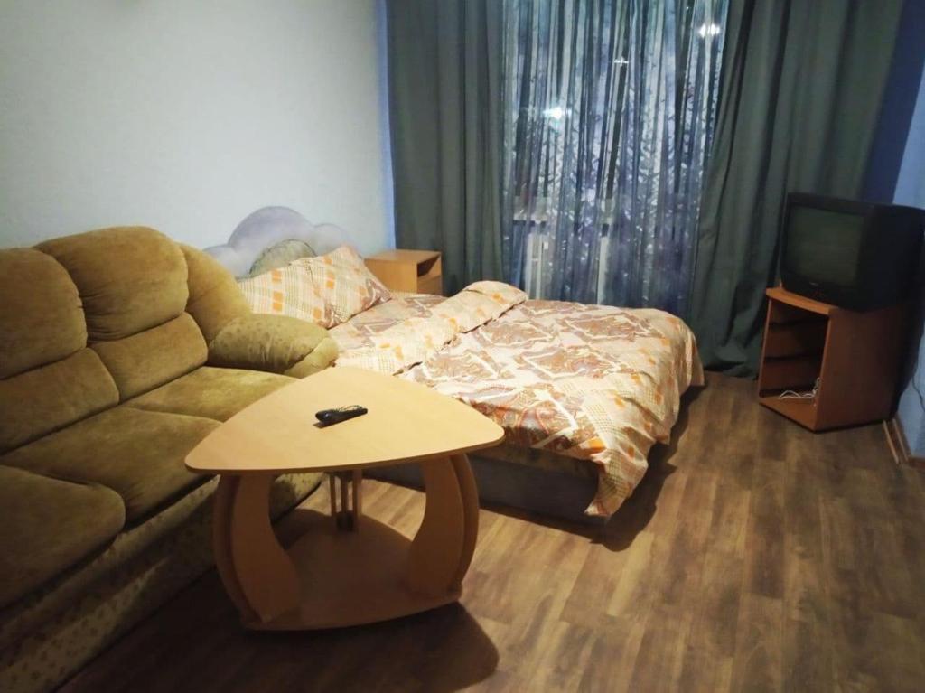 Ένα ή περισσότερα κρεβάτια σε δωμάτιο στο Уютная 2 комн. квартира на Красном Камне