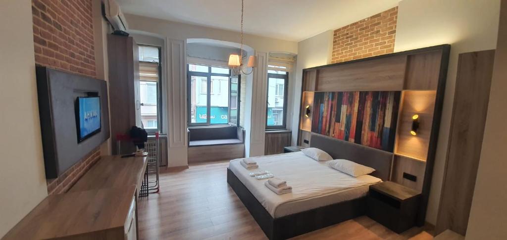 1 dormitorio con 1 cama y TV. en Suites 94, en Estambul