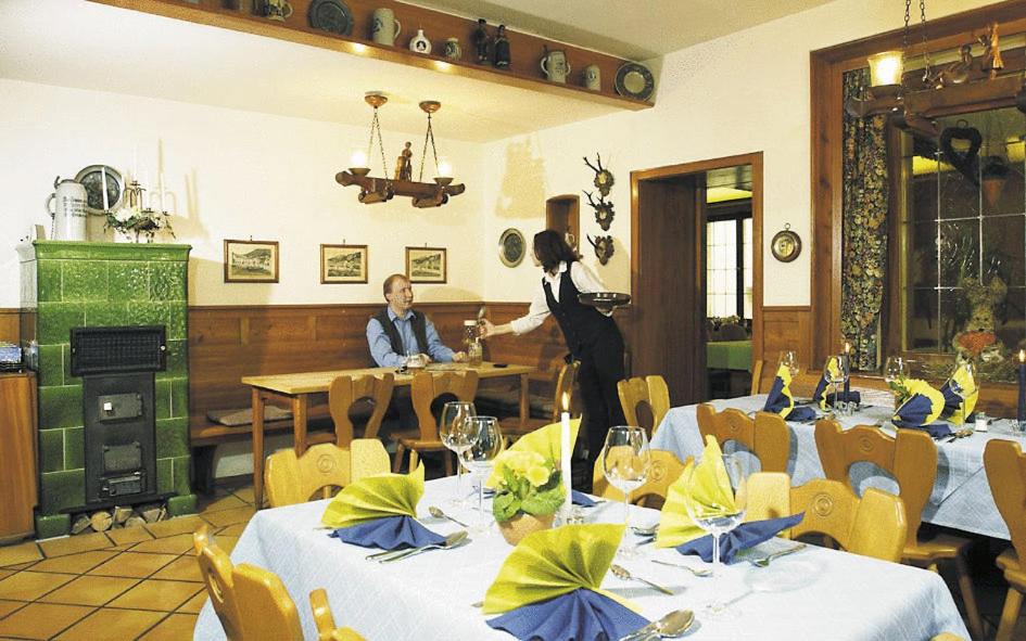 Restaurace v ubytování Gasthaus Merkel Hotel