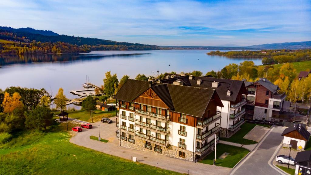 vista aerea di un edificio vicino a un lago di Stylchyn 90 Apartamenty nad Jeziorem Czorsztyńskim a Kluszkowce