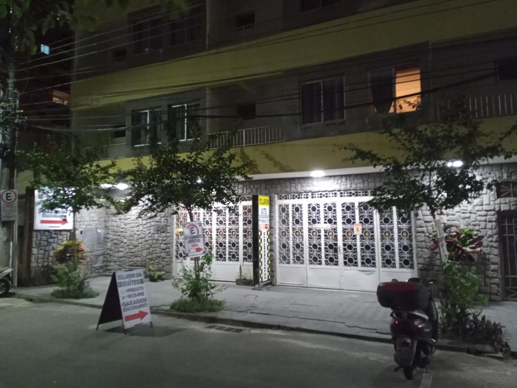 a front door of a building at night at Sollarium GINI Suítes in Guarapari