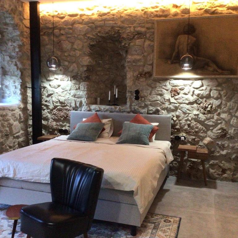 Postel nebo postele na pokoji v ubytování Laryssiou Suite