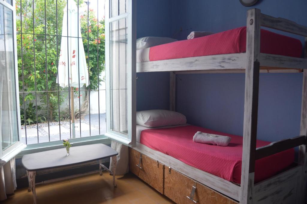 PASTORA Suites & Hostel - Punta del este - Einfaches Dreibettzimmer Mit Gemeinschaftsbad