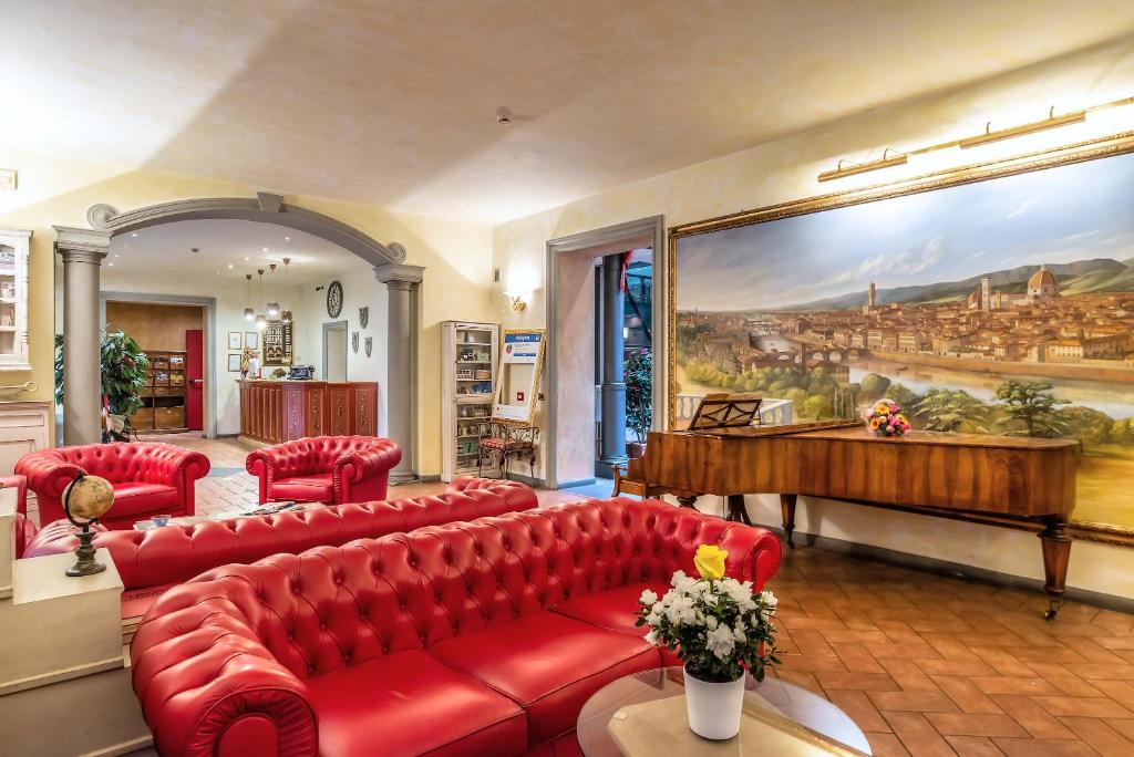A seating area at Hotel Alba Palace