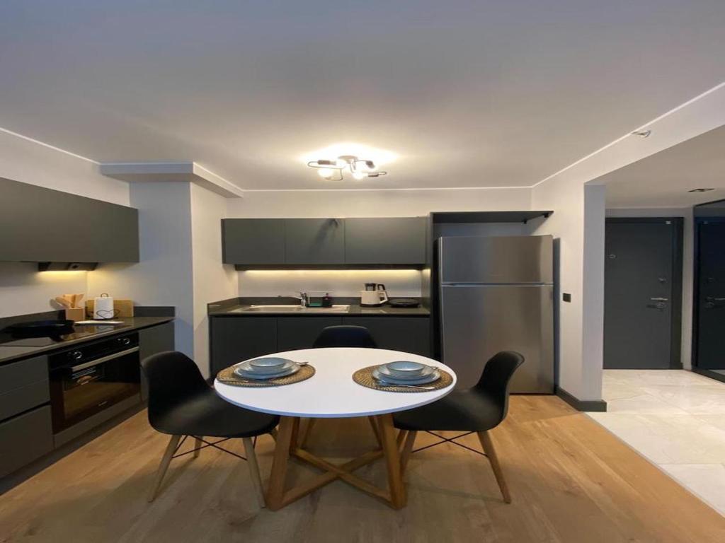 een keuken met een tafel en stoelen in een kamer bij Central Modern Apartment by Siena Suites in Istanbul
