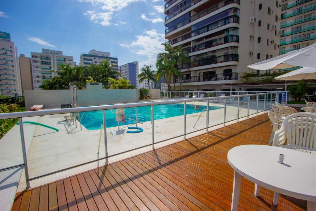Apartamento Córsega - área de lazer e varanda com vista para o mar no Guarujá - Housity