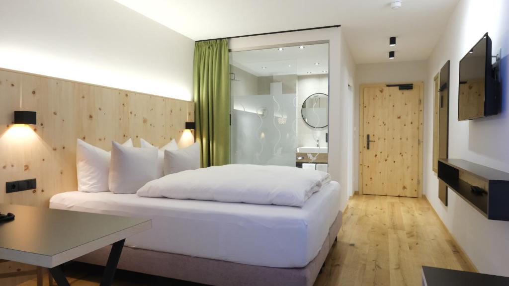 Postel nebo postele na pokoji v ubytování Hotel die Arlbergerin -New- all-in super flex rate