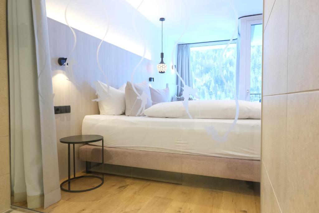 Postel nebo postele na pokoji v ubytování Hotel die Arlbergerin -New- all-in super flex rate
