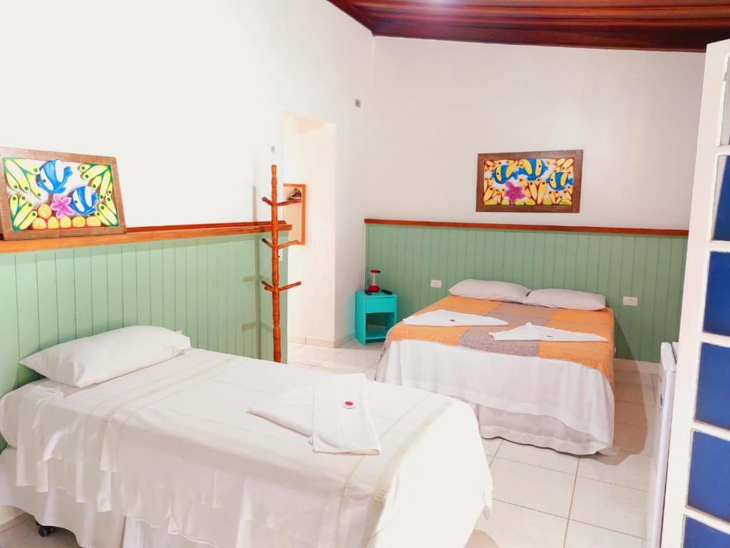 1 Schlafzimmer mit 2 Betten in einem Zimmer in der Unterkunft Pousada Capim Melado in Ubatuba