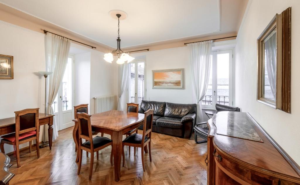 ベッラージョにあるSan Giacomo Central Apartmentのリビングルーム(テーブル、ソファ付)
