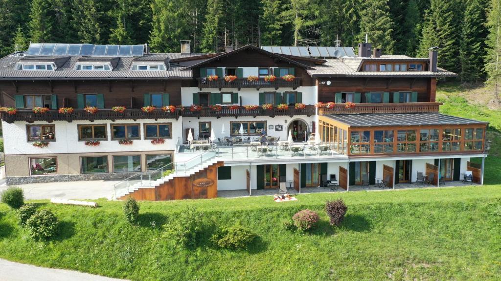 duży dom na szczycie wzgórza w obiekcie Alpenhotel Ratsberg 1650m w mieście Dobbiaco