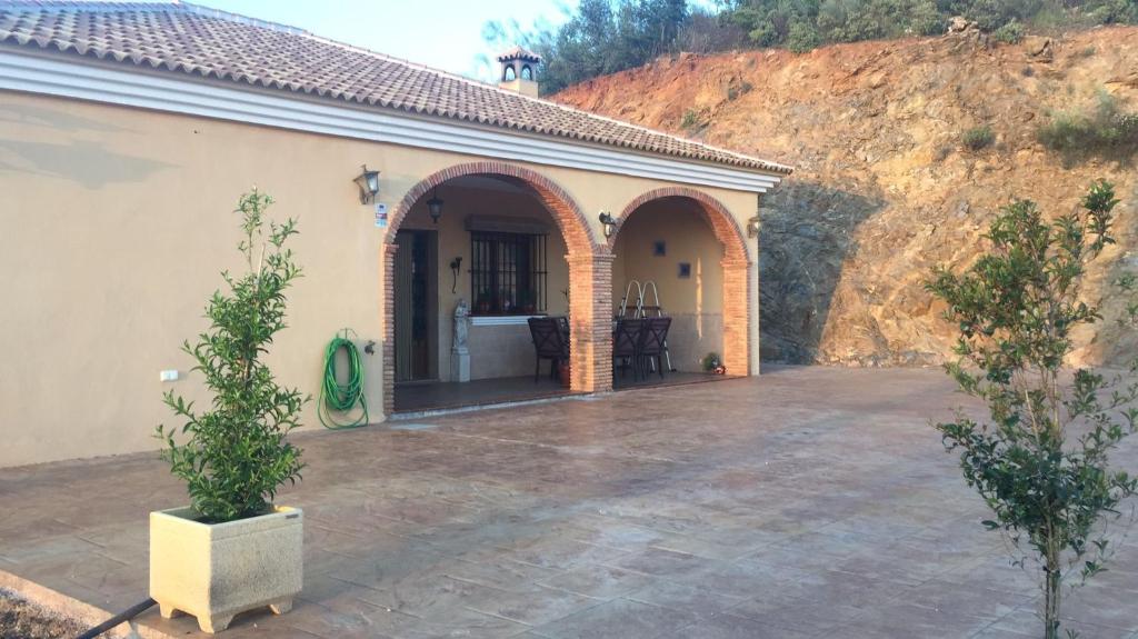 AlmogíaにあるCasa Cuatro Vientos - Barranco Del Solのパティオとアーチ道のある家