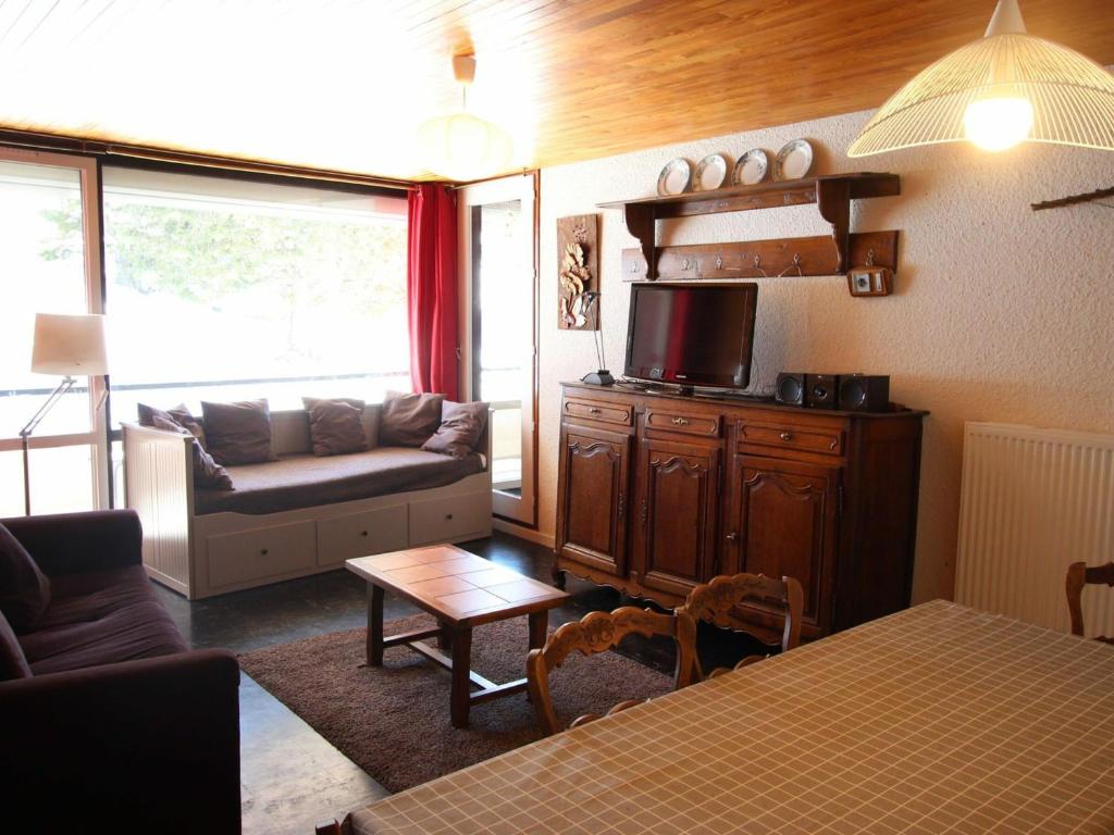 A seating area at Appartement Chamrousse, 2 pièces, 6 personnes - FR-1-549-41