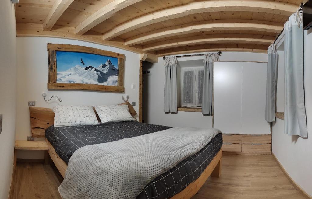 ein Schlafzimmer mit einem großen Bett in einem Zimmer in der Unterkunft Appartamento Profumo di Legno 022139-AT-010022 in Pergine Valsugana