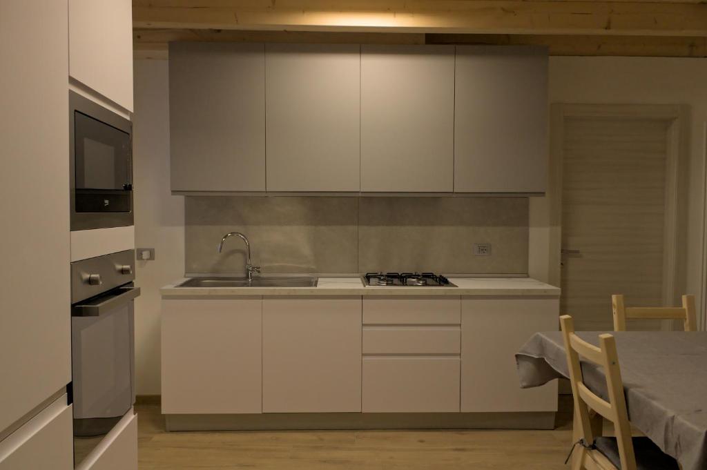 Kuchyňa alebo kuchynka v ubytovaní Appartamento Profumo di Legno 022139-AT-010022