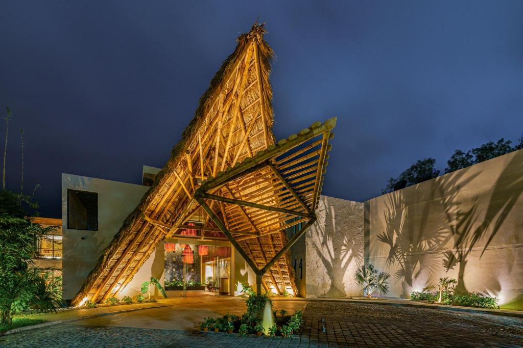 ein Gebäude mit pyramidenartiger Struktur in der Unterkunft Xkan Hotel Boutique - Adults Only in Veracruz