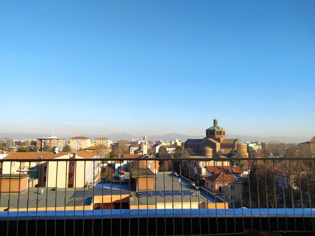 vistas a la ciudad desde el techo de un edificio en La Terrazza su Monza Casa Vacanze, en Monza