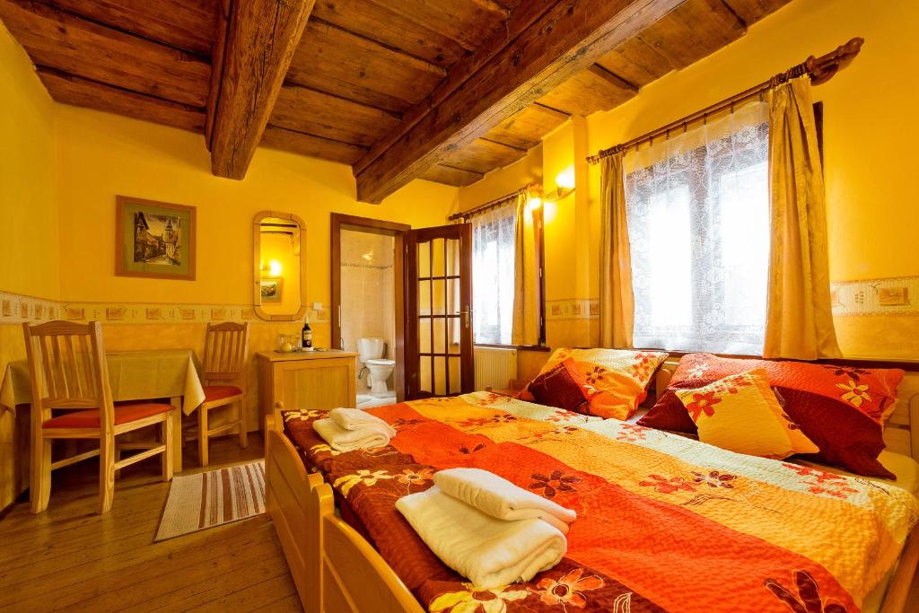 ein Schlafzimmer mit einem Bett und einem Tisch in einem Zimmer in der Unterkunft Ubytování Zámecké Schody in Český Krumlov