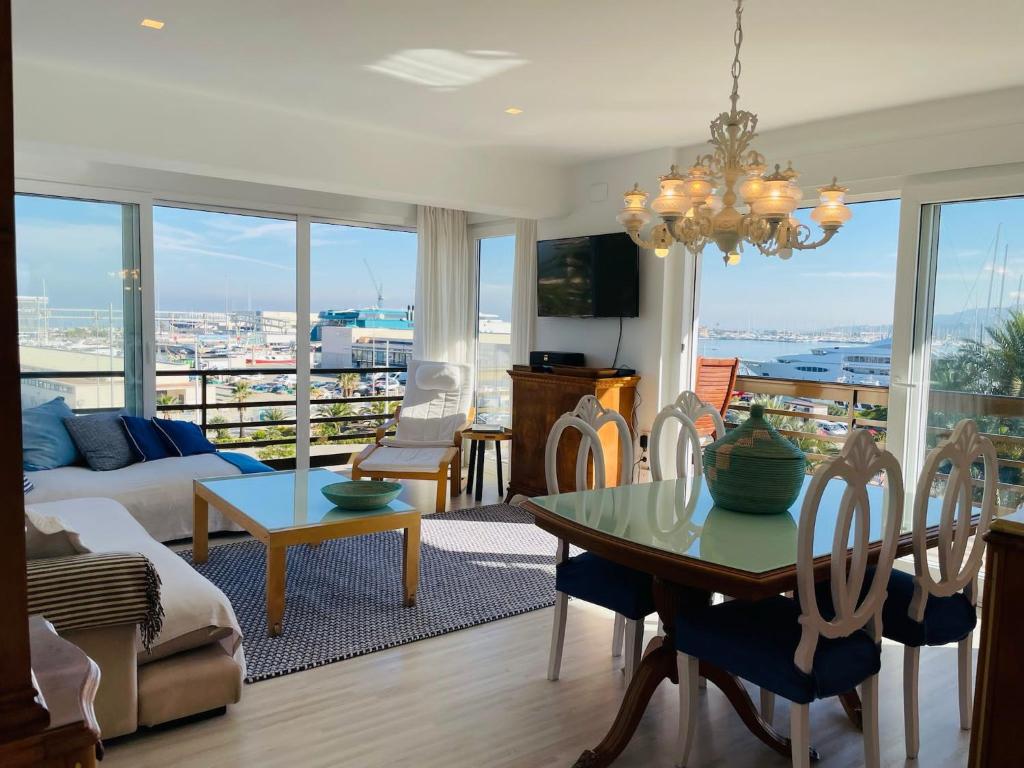 een woonkamer met een bank en een tafel met stoelen bij Puerto Denia Harbour Views in Denia