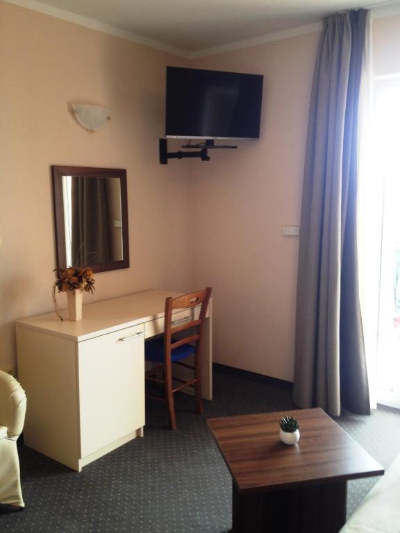 TV a/nebo společenská místnost v ubytování VILLA VOLOSKO with private parking and breakfast,seaview
