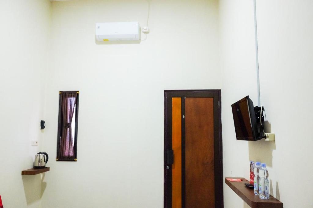 TV o dispositivi per l'intrattenimento presso RedDoorz Syariah near Exit Tol Pemalang Comal 2
