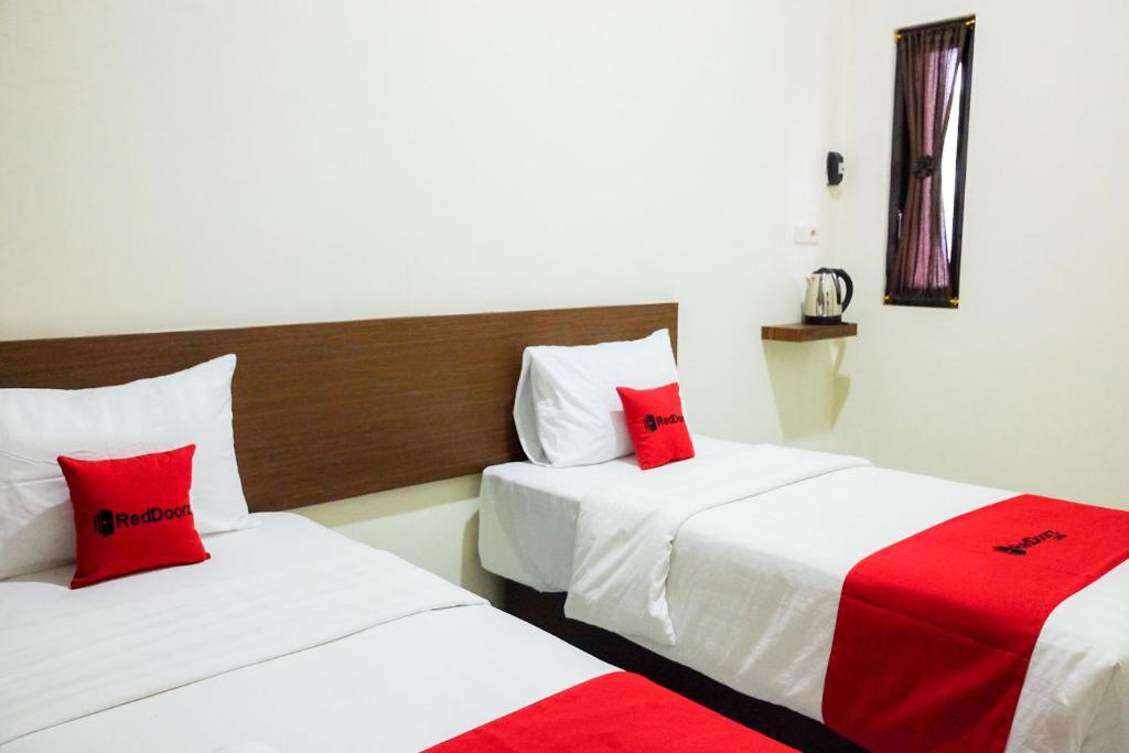 Letto o letti in una camera di RedDoorz Syariah near Exit Tol Pemalang Comal 2