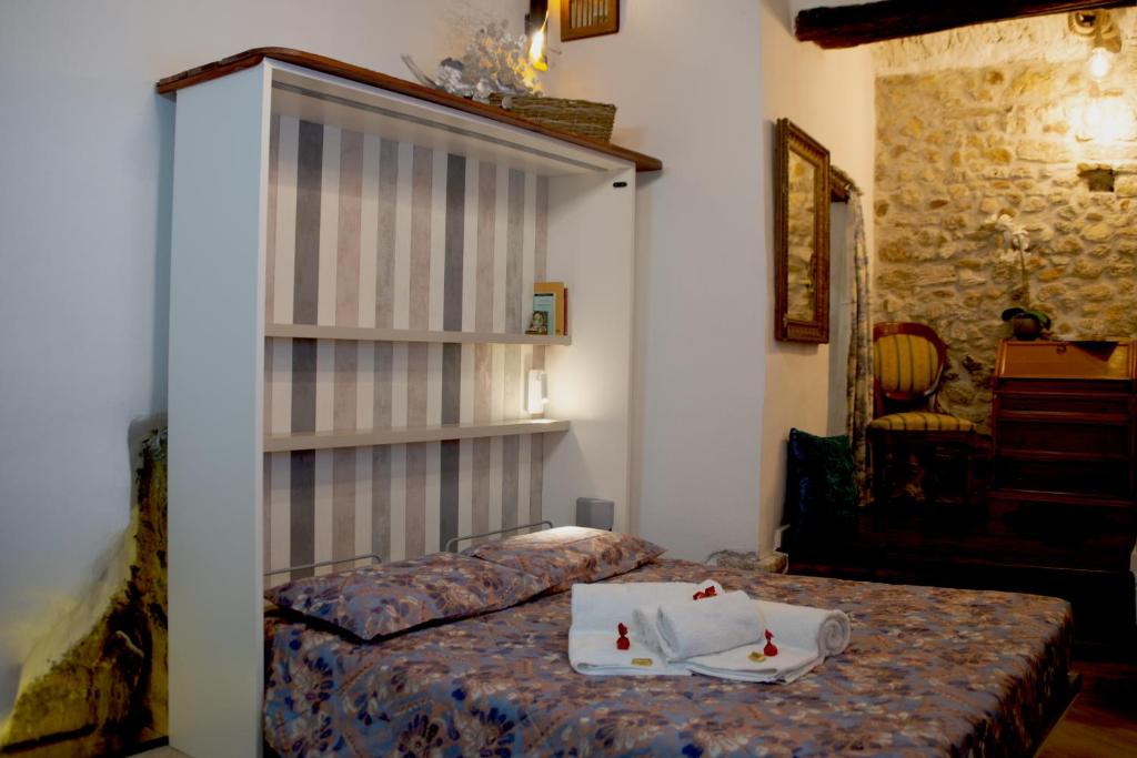 Un dormitorio con una cama con una bandeja de comida. en Antiche Mura, en Tívoli