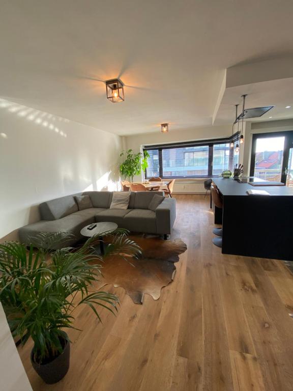 sala de estar con sofá y mesa en Casa Leon, en Ostende