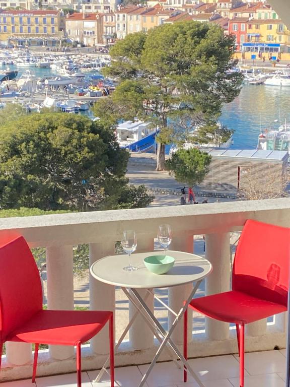 d'une table et de deux chaises sur un balcon avec vue sur le port. dans l'établissement VISTABELLA by K6 Conciergerie, à Cassis