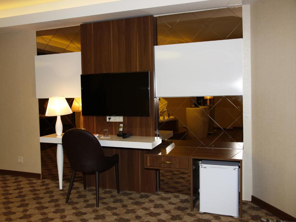 TV a/nebo společenská místnost v ubytování Feyzan Hotel