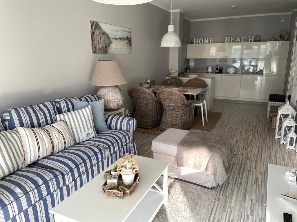 Posezení v ubytování Biały apartament z tarasem w Playa Baltis