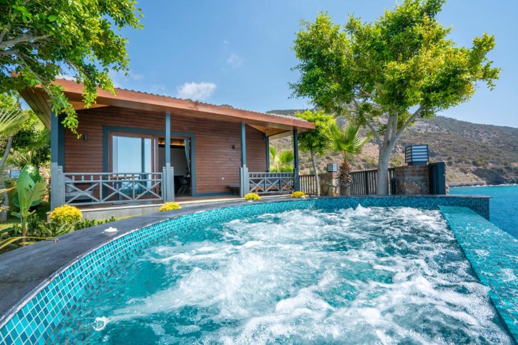 una piscina frente a una casa en Club Porto Amore Hotel Adults Only en Alanya