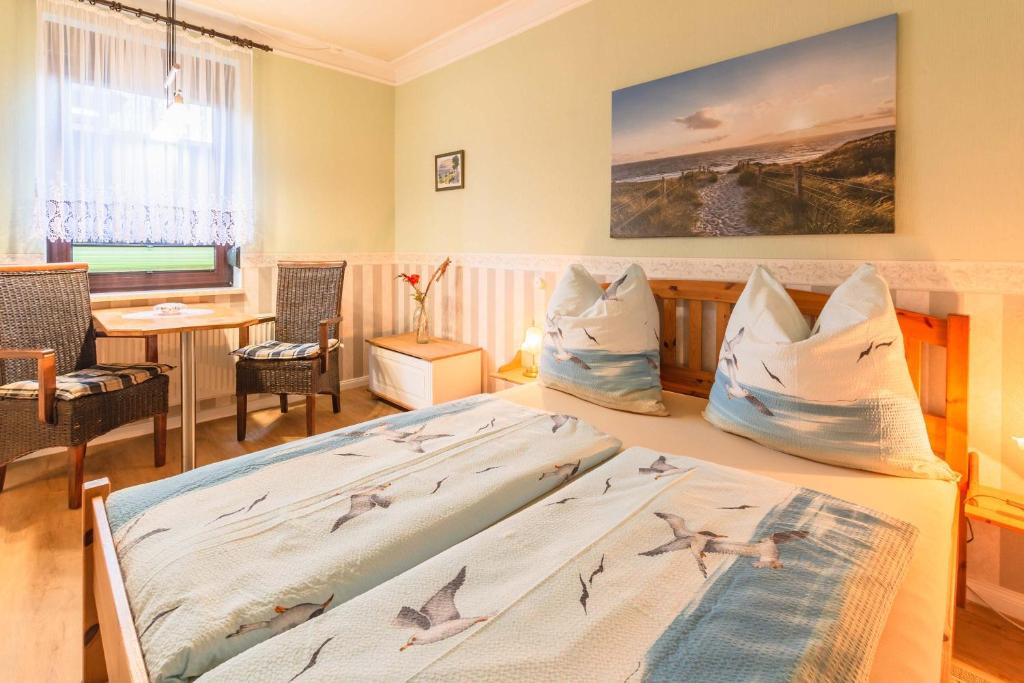 a bedroom with two beds with birds on the sheets at Vergissmeinnicht Studio 2 in Ostseebad Sellin