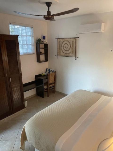 Postel nebo postele na pokoji v ubytování Villa Escondida Guest House Cozumel Downtown