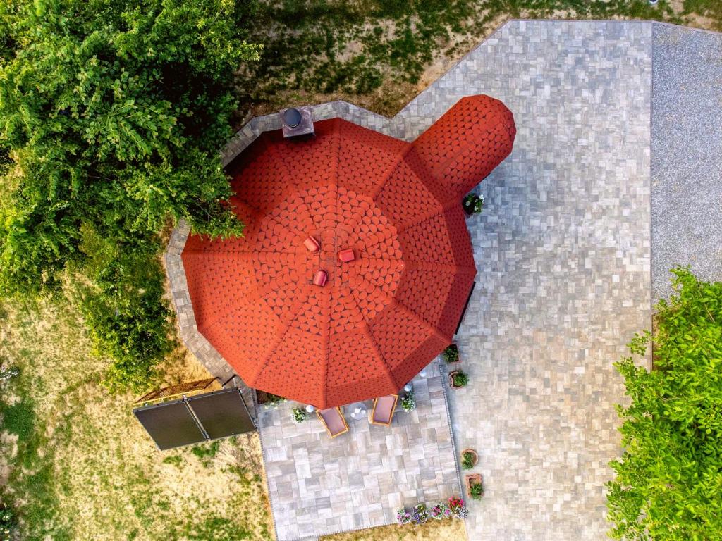 an overhead view of a red umbrella on a sidewalk at Przystanek Czasu - domek kopułowy in Sułów