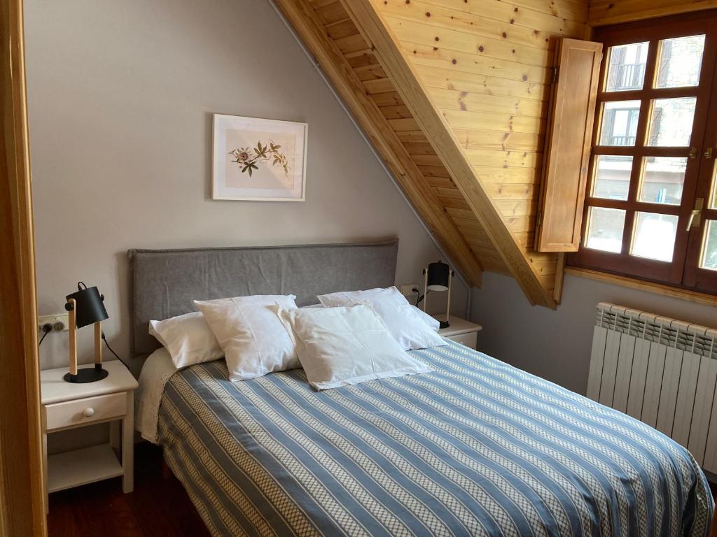Postel nebo postele na pokoji v ubytování Eth Céu de Salardú