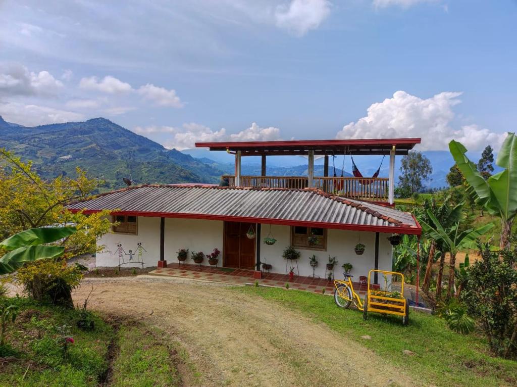 a small white house on a dirt road at Casa La Martina disponible en Jardín Antioquia in Jardin