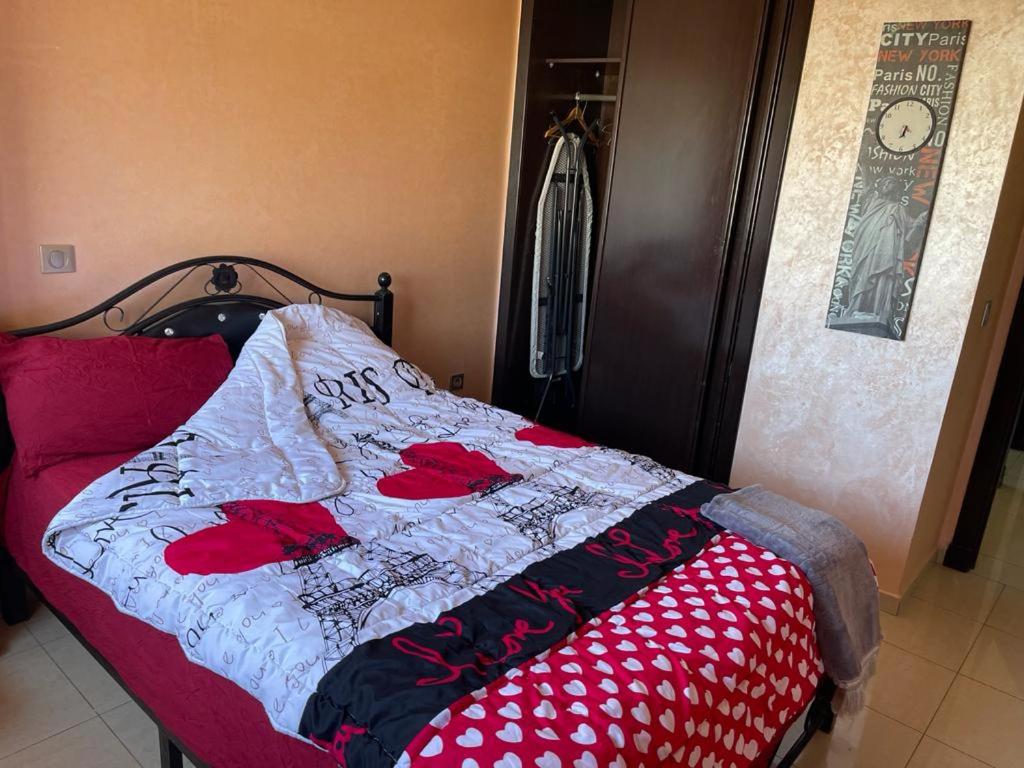 een bed met een dekbed in een slaapkamer bij appt islane gh25 in Agadir