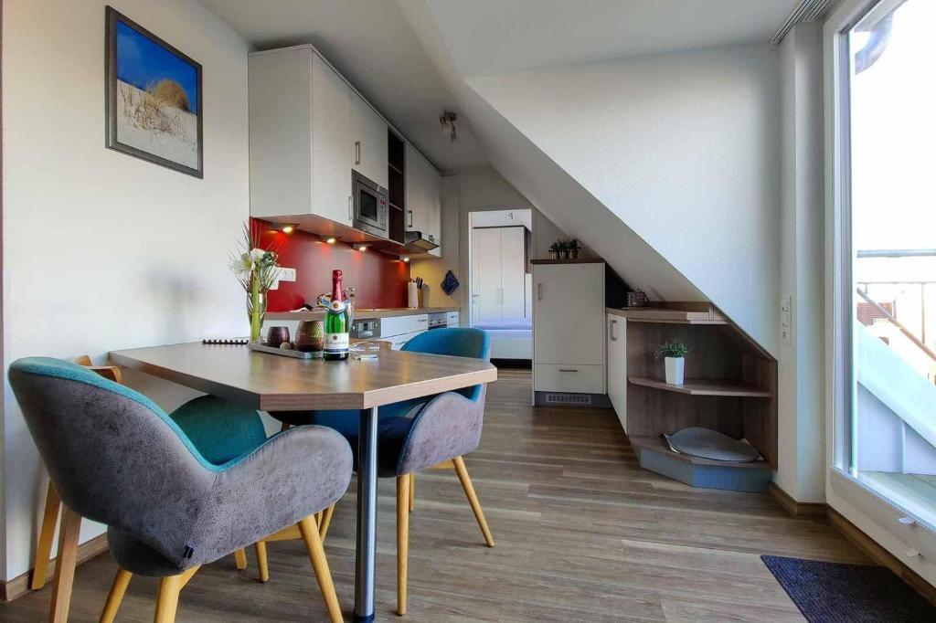 - une cuisine et une salle à manger avec une table et des chaises dans l'établissement Ferienwohnung-416-mit-eigenem-Whirlpool-Residenz-Hohe-Lith-Duhnen, à Cuxhaven