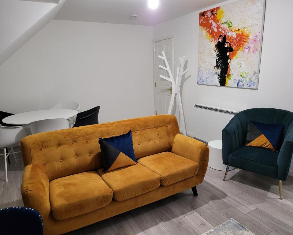 - un salon avec un canapé brun et 2 chaises dans l'établissement Garland Modern 2 Bedroom Apartment With Parking London, à Plumstead