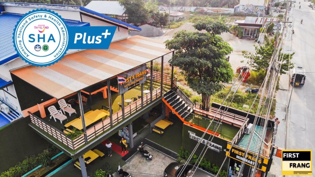 una vista aérea de un edificio con restaurante en First and Frang Hotel - Koh Phangan en Thongsala